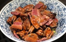 有助于降低胆固醇，对女人尤其好的的淡菜干，拿来蒸火腿（肥瘦参半的最佳），淡菜干充分吸收了火腿的香气和油润，配白粥极佳，这是杭州人老底子给产妇补气血必吃的