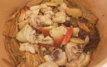 牛肝菌鸡腿杂锦煲