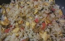 酸菜蟹肉棒蛋炒饭