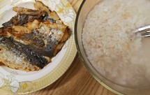 香煎鲅鱼配高粱水饭