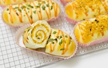 咸蛋黄肉松/香葱肉松软面包（两种口味）