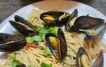 意式青口贝意面 和沙拉spaghetti with mussels and salad