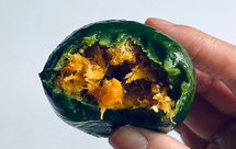 糕点系列：咸蛋黄肉松艾草青团