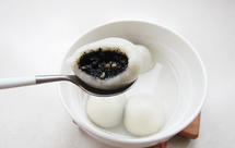 花生黑芝麻汤圆