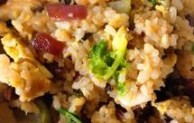 鸭蛋腊肠酱油炒饭