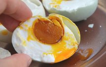 金黄流油的咸鸭蛋