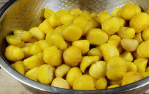 巧剥板栗皮的方法