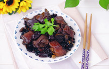 枣香黑豆炖猪蹄