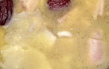 清甜的原味椰子板栗鸡汤