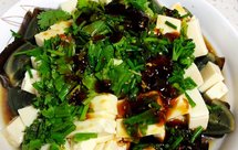 内酯豆腐拌松花蛋，简单又好吃