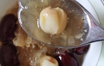 美容养颜红枣莲子银耳羹