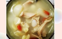 莲子百合猪肚排骨汤(养胃安神)