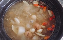 红枣银耳莲子百合雪梨汤
