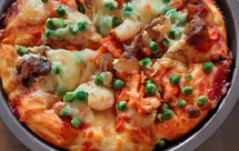 咖喱披萨，水果香肠豌豆胡萝卜披萨，烤鸭鸡排披萨，咸蛋黄年糕肉松红薯芝士披萨，虾仁披萨