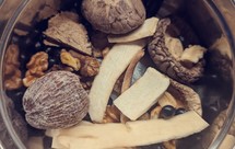 马卡核桃黑豆汤