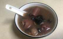 乌豆元肉煲猪尾汤