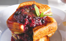 好吃到犯规：榛子巧克力酱夹心法式吐司配玫瑰莓果酱 Nutella Stuffed French Toast with Rose & Mixed Berry Sauce