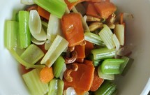 芹菜胡萝卜百合炒腰果