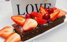 榛果布朗尼夹心草莓蛋糕