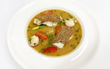 红鲷鱼佐果仁、芝麻配酸甜汁