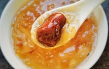桃胶雪燕银耳皂角米羹