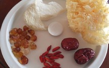 滋补美颜的银耳桃胶燕窝羹