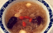 冰糖银耳莲子羹