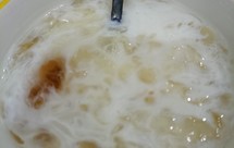 不需泡发5分钟懒人法做的能拔丝的牛奶银耳桃胶糖水，营养又好喝得飞起来，你爱了吗？