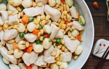 松仁莲子烩鸡丁