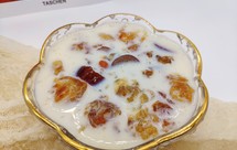 桃胶红枣枸杞炖奶