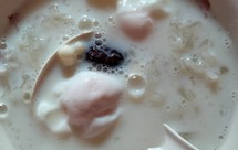 鸡头米银耳鸡蛋牛奶羹