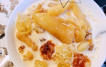 花胶桃胶皂米角炖牛奶