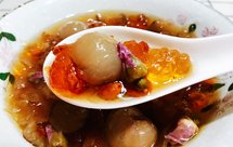 桃胶红枣桂圆枸杞玫瑰银耳羹