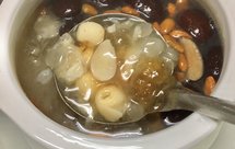 桃胶皂角米莲子百合羹