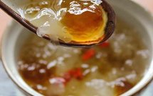 桃胶皂角米炖银耳