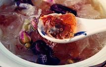 桃胶银耳玫瑰羹