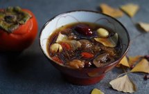 银杏转黄·立冬甜羹～泡发燕窝金耳银耳桃胶·文火慢煲～加红枣桂圆· 这甜香是额外加糖给不了的～放百合莲子· 煲软之后绵软口感太妙·冬季润肺～出锅放枸杞～一勺香糯甜软顺着舌尖滑溜溜的逃开牙齿追踪·最后捕到红枣回味