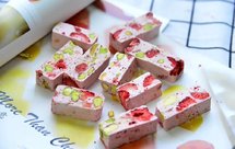 草莓开心果（杏仁）牛轧糖