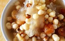 桂圆红莲薏米芡实银耳羹