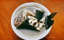 梅雨天来祛湿-猪骨眉豆海带汤