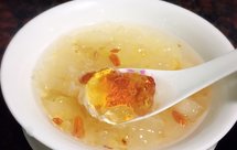 桃胶银耳炖雪梨