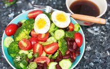 不超300卡西兰花秋葵红腰豆鸡蛋沙拉+酱汁做法