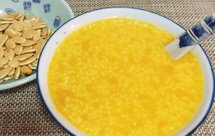 南瓜小米粥+烤南瓜籽