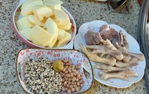 #木瓜花生眉豆鸡脚汤#