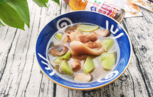 莴笋香菇蹄髈汤