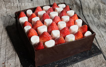 草莓开心果慕斯蛋糕