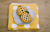 万圣节限定-草间弥生马卡龙（椰香南瓜栗子馅）| 北鼎烤箱版