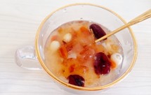 桃胶银耳莲子枸杞百合红枣羹