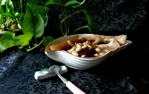花生眉豆木耳鸡脚猪皮汤