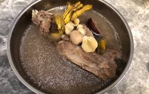 石斛莲子芡实猪骨汤